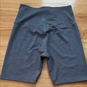 Beyond Yoga Heather Rib High Waisted Biker Short Charcoal Large 7" inseam